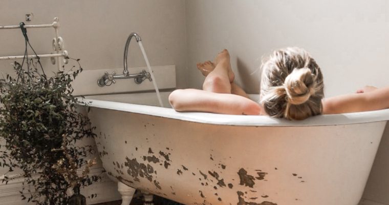 Girl_Bathtub_tea